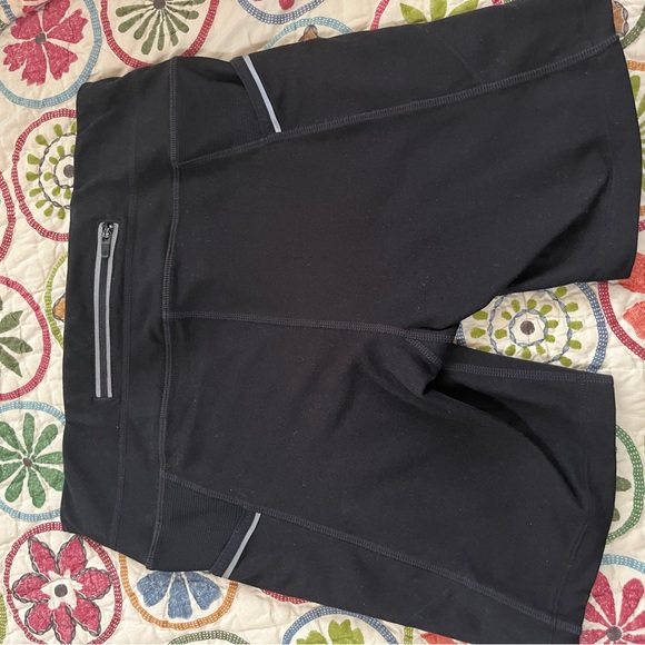🌺🏃🏻♀️Athleta Run shorts Size Small - Picture 4 of 5